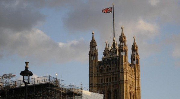 Pandemia pode levar dois milhões de famílias britânicas à extrema pobreza