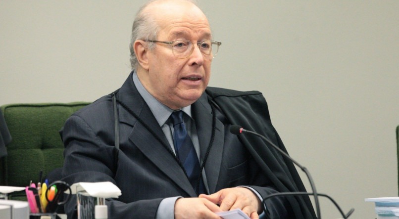 Ministro aposentado, Celso de Mello foi relator de tr&ecirc;s casos que embasaram a decis&atilde;o de Barroso, que se tornou alvo do presidente Jair Bolsonaro