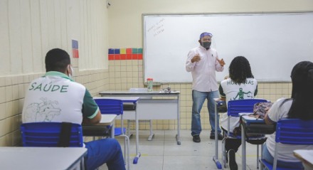 06.10.2020 - Hélio Nascimento, professor -  Retorno das aulas nas Escolas Públicas no Recife. 