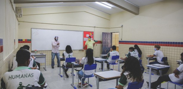 06.10.2020 - Retorno das aulas nas Escolas Públicas no Recife. 
