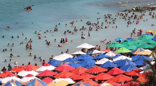 Feriadão é de praia lotada em Porto de Galinhas e desrespeito ao distanciamento social e uso de máscara