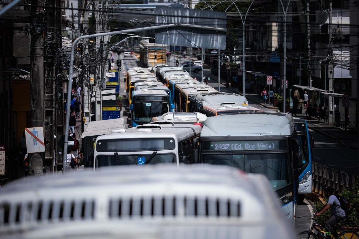 Ônibus - Transporte - Coletivo - Passageiros - Motorista - Cobrador - Cidade - Mobilidade