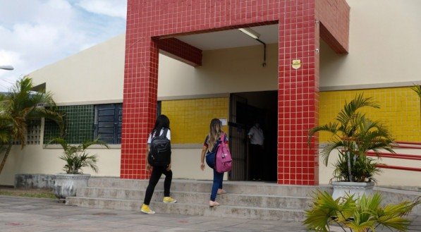 Sindicato diz que Secretaria de Educação ameaça professores a voltar às aulas em Pernambuco