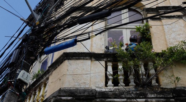 Emaranhado de fios nas ruas de Recife &eacute; cena comum 