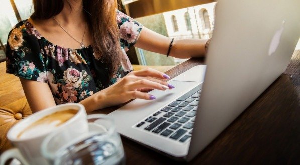 Segundo pesquisa, mulheres ganham 22% a menos que homens. A falta de oportunidades e a jornada dupla ainda são desafios a serem vencidos por elas
