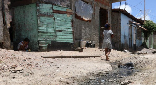 Metade das moradias brasileiras tem algum tipo de privação de saneamento, aponta estudo