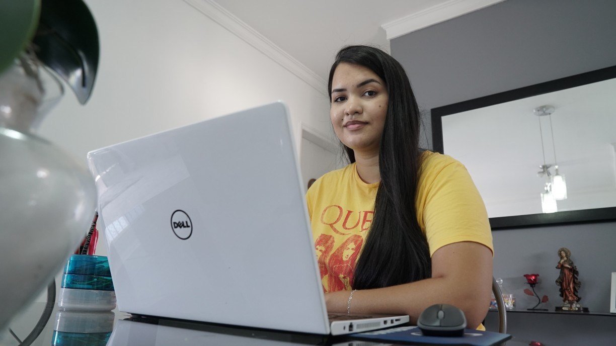 UPE Estudante de Ci&ecirc;ncias Sociais, Clara Rito reconhece o esfor&ccedil;o dos docentes