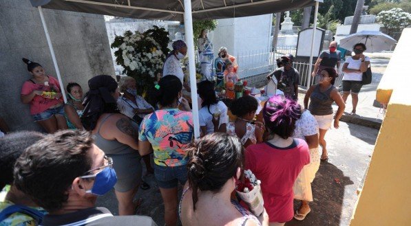 Movimenta&ccedil;&atilde;o no cemit&eacute;rio de Santo Amaro no feriado de finados  (TUMULO DA MENINA SEM NOME)