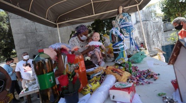 Movimenta&ccedil;&atilde;o no cemit&eacute;rio de Santo Amaro no feriado de finados  (TUMULO DA MENINA SEM NOME)