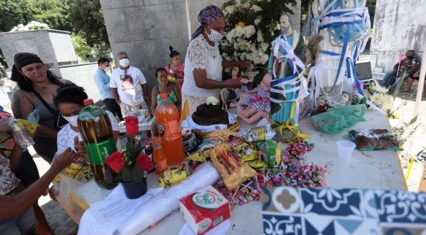 Movimenta&ccedil;&atilde;o no cemit&eacute;rio de Santo Amaro no feriado de finados  (TUMULO DA MENINA SEM NOME)