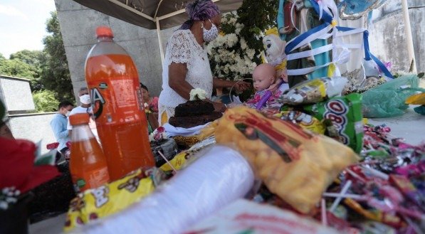 Movimenta&ccedil;&atilde;o no cemit&eacute;rio de Santo Amaro no feriado de finados  (TUMULO DA MENINA SEM NOME)