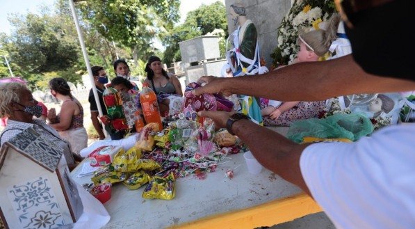 Movimenta&ccedil;&atilde;o no cemit&eacute;rio de Santo Amaro no feriado de finados  (TUMULO DA MENINA SEM NOME)