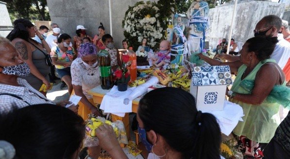 Movimenta&ccedil;&atilde;o no cemit&eacute;rio de Santo Amaro no feriado de finados  (TUMULO DA MENINA SEM NOME)