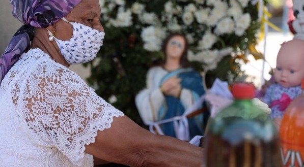 Movimenta&ccedil;&atilde;o no cemit&eacute;rio de Santo Amaro no feriado de finados  (TUMULO DA MENINA SEM NOME)