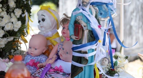 Movimenta&ccedil;&atilde;o no cemit&eacute;rio de Santo Amaro no feriado de finados  (TUMULO DA MENINA SEM NOME)