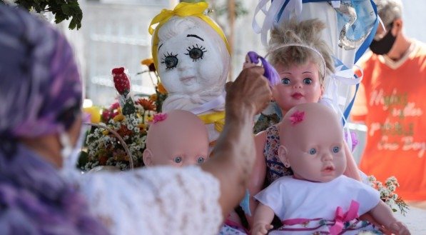 Movimenta&ccedil;&atilde;o no cemit&eacute;rio de Santo Amaro no feriado de finados  (TUMULO DA MENINA SEM NOME)