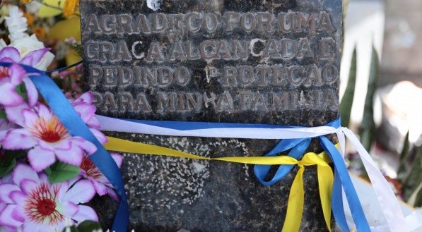 Movimenta&ccedil;&atilde;o no cemit&eacute;rio de Santo Amaro no feriado de finados  (TUMULO DA MENINA SEM NOME)