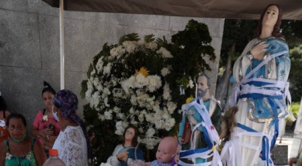 Movimenta&ccedil;&atilde;o no cemit&eacute;rio de Santo Amaro no feriado de finados  (TUMULO DA MENINA SEM NOME)