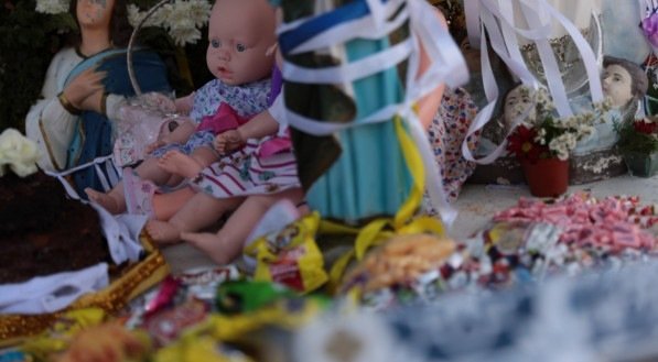 Movimenta&ccedil;&atilde;o no cemit&eacute;rio de Santo Amaro no feriado de finados  (TUMULO DA MENINA SEM NOME)