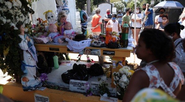 Movimenta&ccedil;&atilde;o no cemit&eacute;rio de Santo Amaro no feriado de finados (T&Uacute;MULO DA MENINA SEM NOME) 