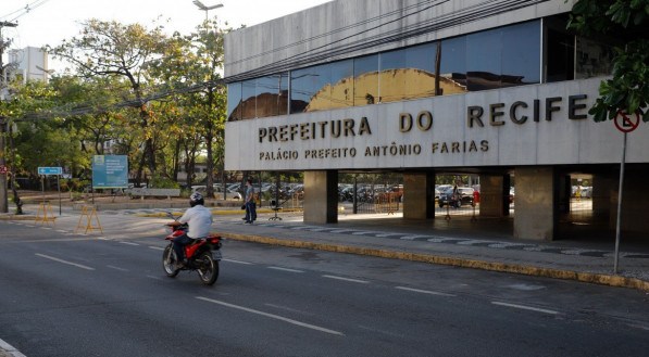 Prefeitura do Recife exonera chefe de gabinete e secret&aacute;ria de infraestrutura 