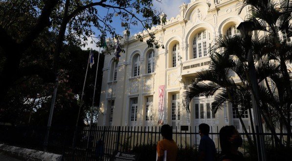 Vereadores do Recife gastaram R$ 130 milhões apenas com pessoal nos últimos 12 meses