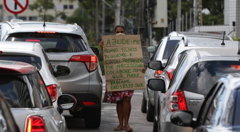 CEN&Aacute;RIO Nos sem&aacute;foros, circulando entre os carros, tamb&eacute;m tem sido maior a presen&ccedil;a de pessoas segurando cartazes de papel&atilde;o, pedindo comida, rem&eacute;dio, emprego
