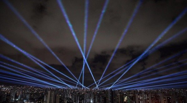 Show de luzes de Alok ilumina noite do Recife; veja imagens