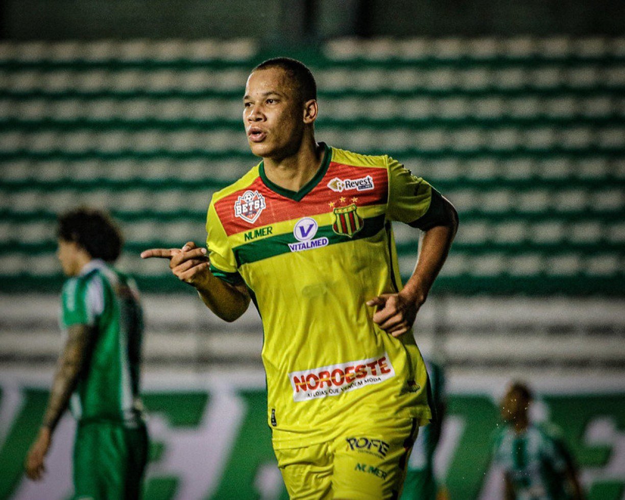 Caio Dantas chega ao Náutico e é mais um reforço do Timbu para