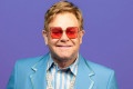Elton John sofre queda e precisa adiar turnê após sentir dores 