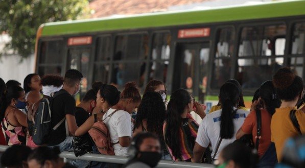 A segunda-feira promete ser de muito sufoco para os mais de 1,6 milhão de passageiros que dependem diariamente dos ônibus na RMR