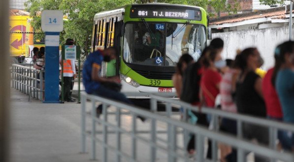 O Estado quer que seja mantida a oferta de 70% da frota de ônibus nos horários de pico (das 5h às 9h) e de 50% no restante dos horários