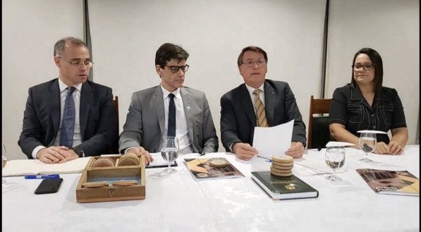 Sem apresentar provas, Bolsonaro diz que índio troca madeira por refrigerante e cerveja