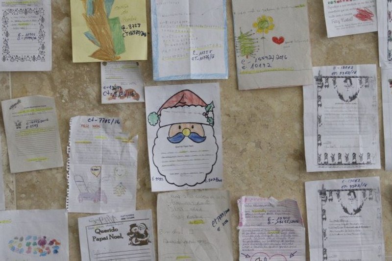 Foto: Ricardo B. Labastier/ JC Imagem
Data: 12-12-2016
Assunto: CIDADES - Campanha dos Correios, Adote uma Cartinha de Natal, que arreca presentes para crian&ccedil;as mais carentes.


Palavras Chaves: Adote uma cartinha - Natal - Correios - Campanha natalina.##