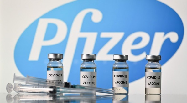 Al&eacute;m da vacina da Pfizer, o Brasil est&aacute; aplicando a Coronavac e a vacina de Oxford/Astrazeneca