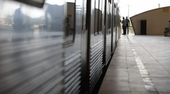 Desalinhamento de trem em estação assusta passageiros do metrô do Recife