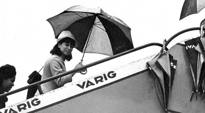 Astrud Gilberto embarca para os Estados Unidos levando a bossa nova de Garota de Ipanema 