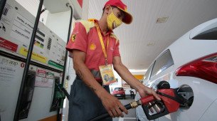 Frentista abastece carro no Recife