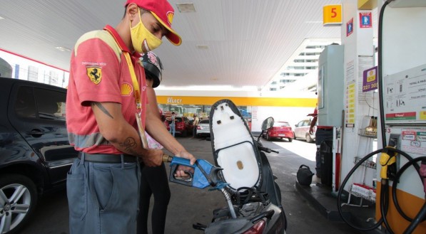  Imposto zero para etanol dos EUA chega a ser um crime contra o Pa&iacute;s, na medida em que fragiliza a ind&uacute;stria e cancela milhares de empregos