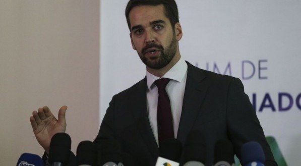 Retomada terá como base diálogo político, educação e meio ambiente, diz Eduardo Leite