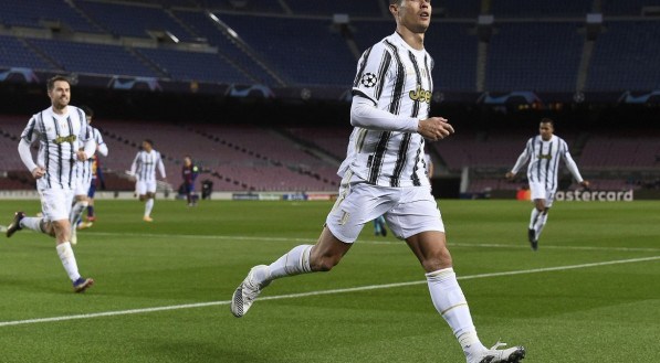 Cristiano Ronaldo marcou dois gols na vit&oacute;ria da Juventus por 3x0 sobre o Barcelona