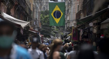 Pessoas na rua - Brasil - covid-19 - bandeira Brasil