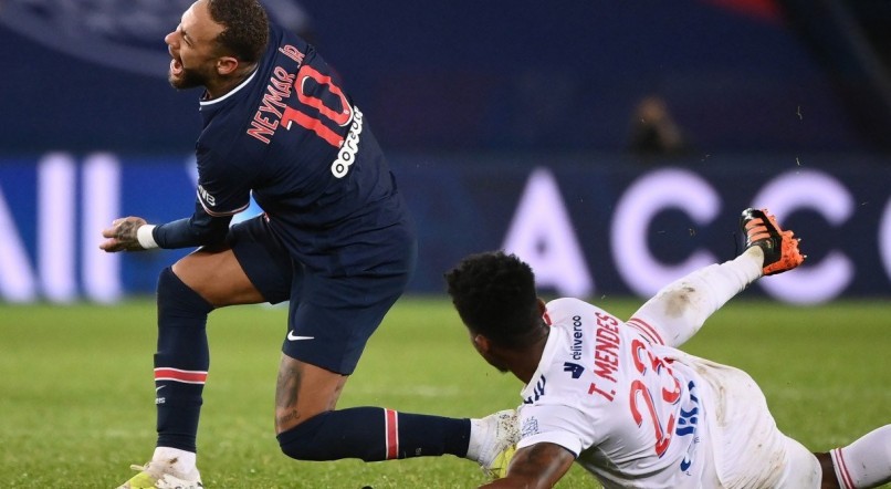 Neymar sofreu les&atilde;o no jogo contra o Lyon em entrada dur&iacute;ssima do volante brasileiro Thiago Mendes