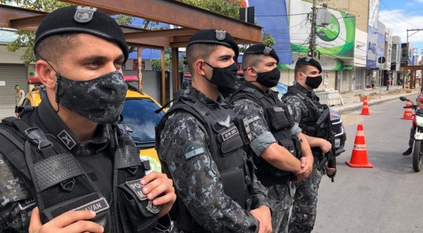 PROJETO PILOTO Policiais lotados no 17º Batalhão, com sede em Paulista, serão os primeiros a usarem as bodycams em Pernambuco