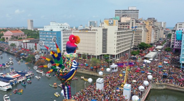  Vista a&eacute;rea do desfile do galo da Madrugada no Recife