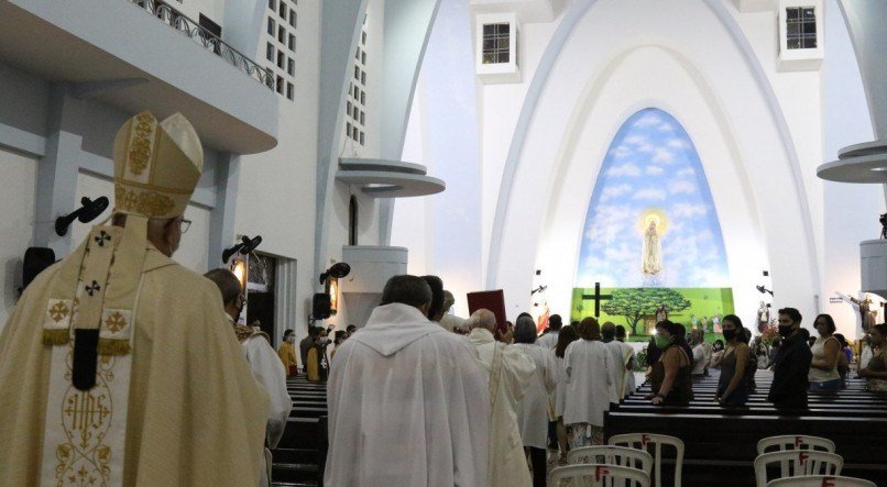 A Vig&iacute;lia Pascal, que deve ser iniciada depois do p&ocirc;r-do-sol, ser&aacute; celebrada sem a presen&ccedil;a dos fi&eacute;is e transmitida pelas redes sociais. &Eacute; um dos exemplos