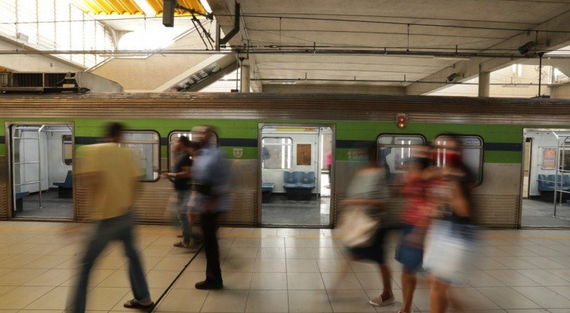 Intervalos de quase 10 minutos mesmo nos hor&aacute;rios de pico s&atilde;o resultado da aus&ecirc;ncia de trens para rodar. Popula&ccedil;&atilde;o &eacute; quem sofre