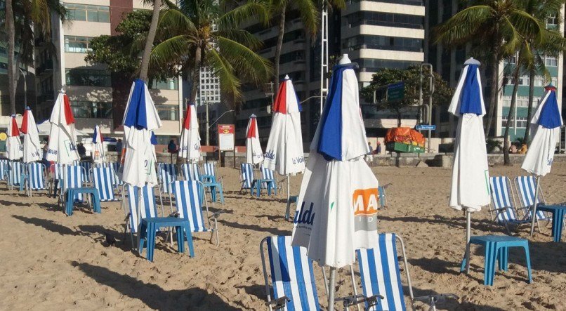 BARRAQUEIROS Comerciantes que dependem das vendas na area das praias estão ansiosos para retorno