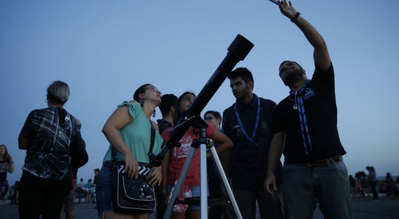 Grupos de visitantes e estudiosos se reunem no Forte de Copacabana para observar o eclipse total da lua, em que o astro ganha tons avermelhados, conhecido como Lua de Sangue.