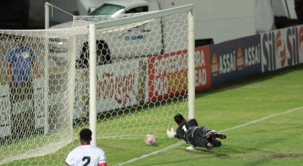 Gol de Didira no jogo de futebol entre os times do Santa Cruz e Ituano v&aacute;lido pelo campeonato brasileiro da s&eacute;rie C. Partida realizada no est&aacute;dio do Arruda, em Recife.
